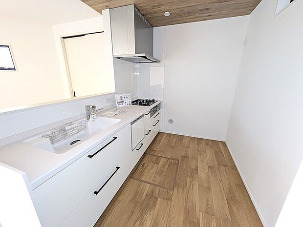 リビングを広く見渡すことができる対面式キッチン