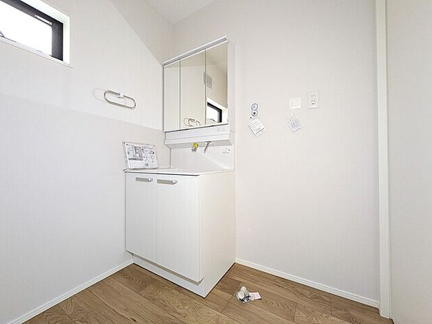 身支度がしやすく、洗面用品が収納可能な三面鏡タイプ洗面化粧台