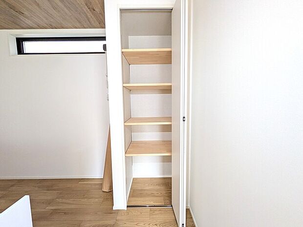 キッチンスペースにある棚付き収納