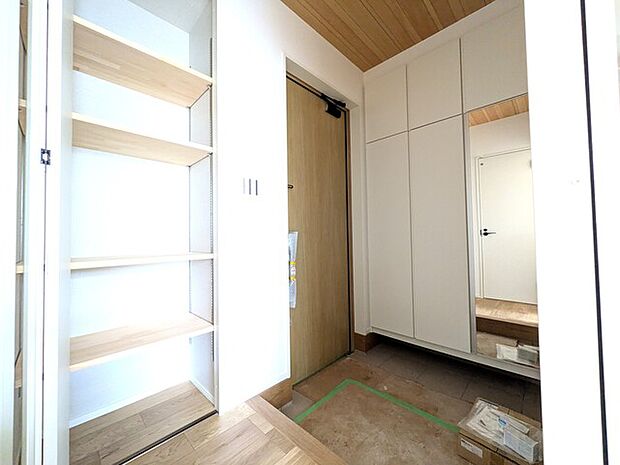 大型シューズボックス・玄関ホールにも収納がついておりスッキリ片付く玄関スペース