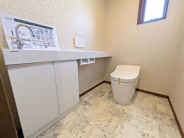 トイレには快適な温水洗浄便座付き、手洗い場も設置されており衛生面も安心です