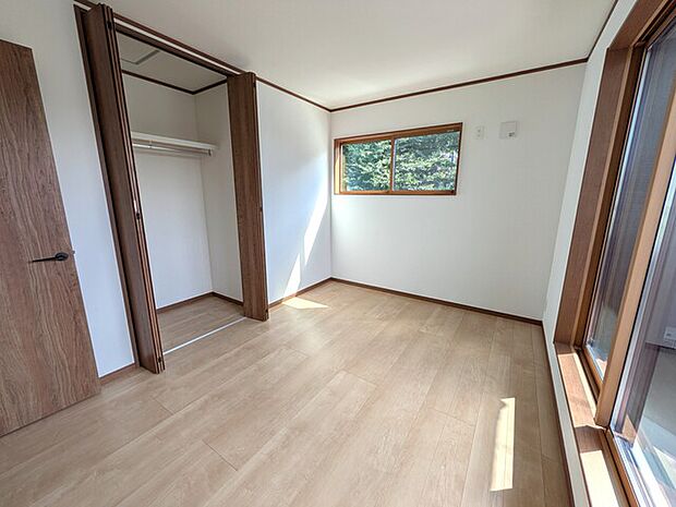 2面採光につき明るい洋室約6帖