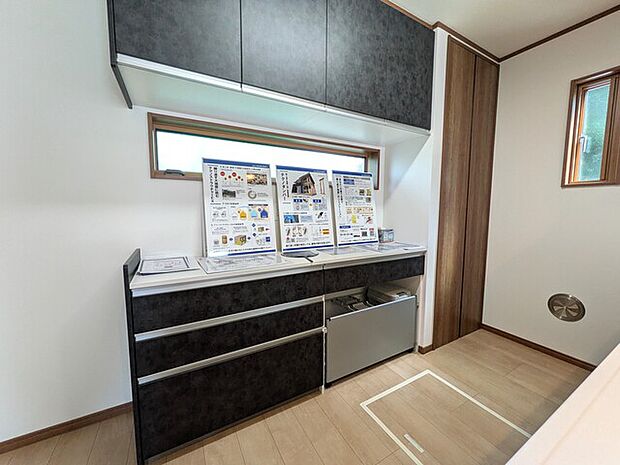 食器収納や家電製品が置けるキッチンボード付き