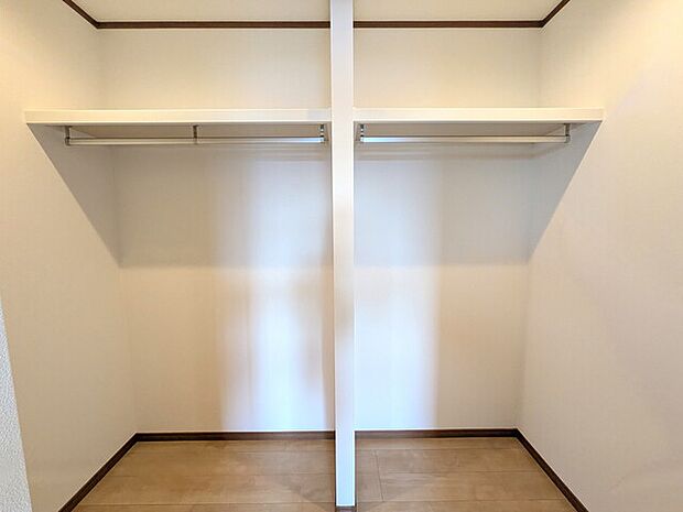 多くの衣類が収納できるウォークインクローゼット