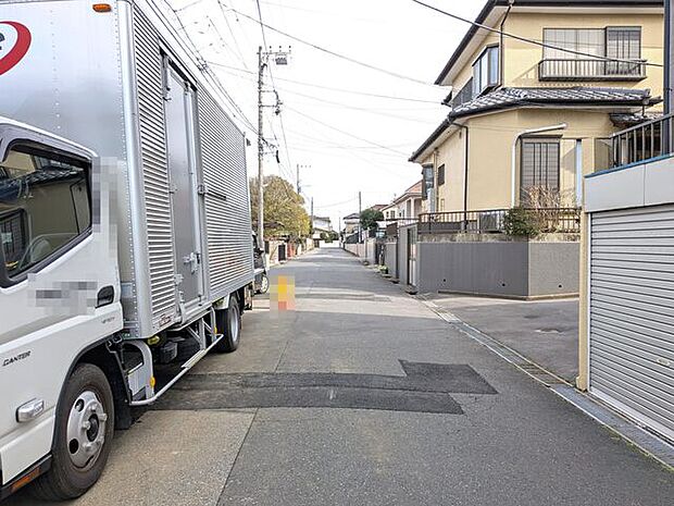 前面道路は約6mあり駐車も楽々です♪