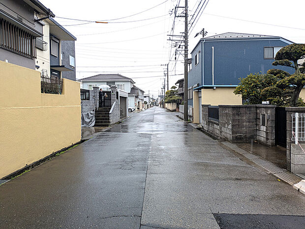 前面道路は約6mあり駐車も楽々です♪