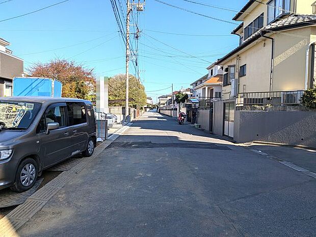 前面道路は約6mあり駐車も楽々です♪