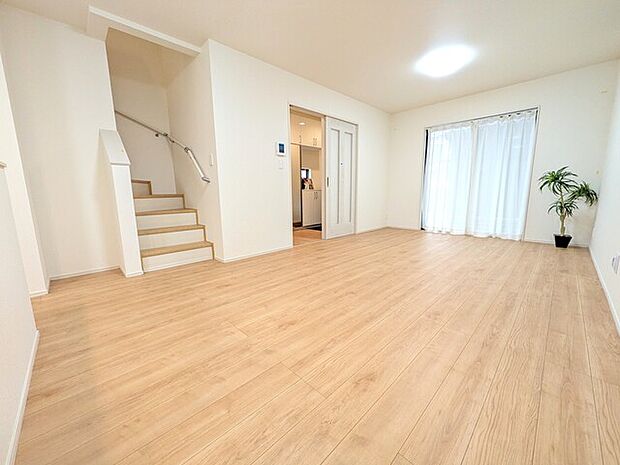 南からの陽射しが優しくリビングを包みます