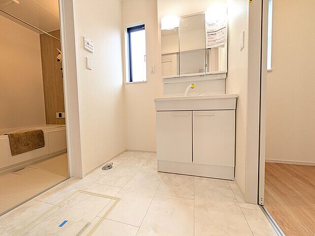 明るい洗面室は使い勝手が良い仕様