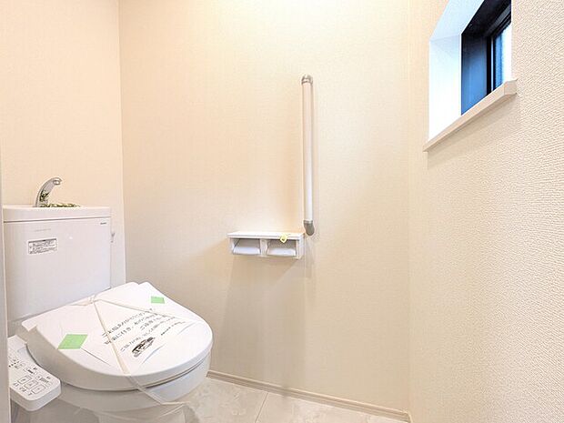 手すり付きで安心なトイレ
