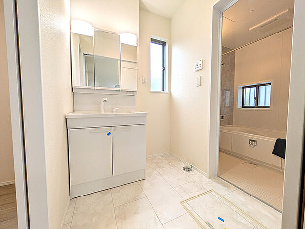 明るい洗面室は使い勝手が良い仕様