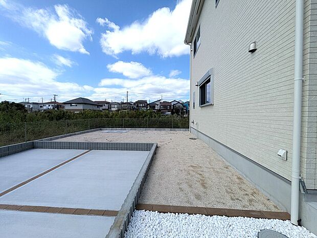 お庭は約10坪以上あり、ガーデニングや家庭菜園が楽しめます