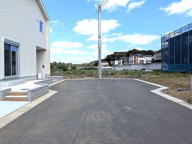 前面道路は幅員約6m・間口約16.3mに接道しており駐車も楽々