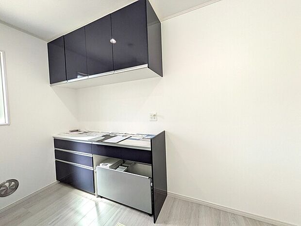 食器収納や家電製品が置けるキッチンボード付き