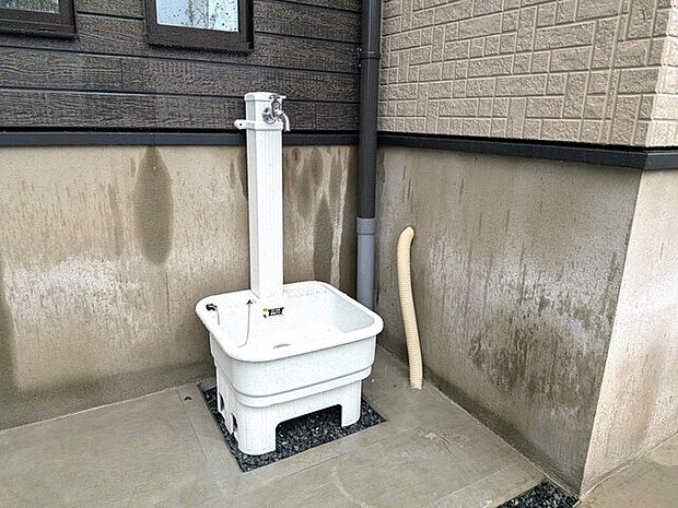洗車や庭のお手入れの際に便利な外水栓付き