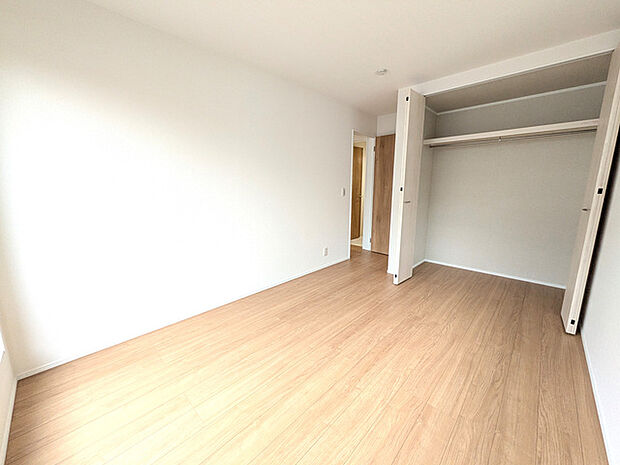 大型クローゼットがついておりお部屋がすっきり片付きます