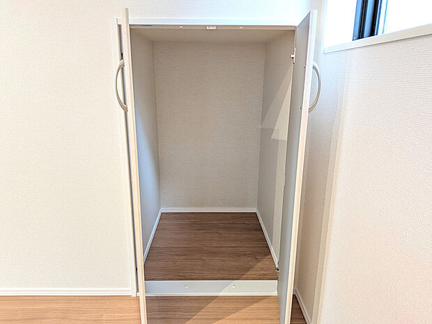 食器や食糧品や調味料等のストックスペースとしても使える収納がございます!