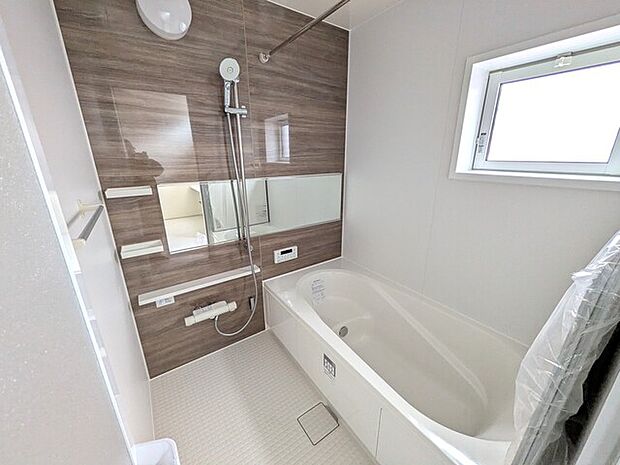 窓付きにより明るく、自然換気も可能な浴室