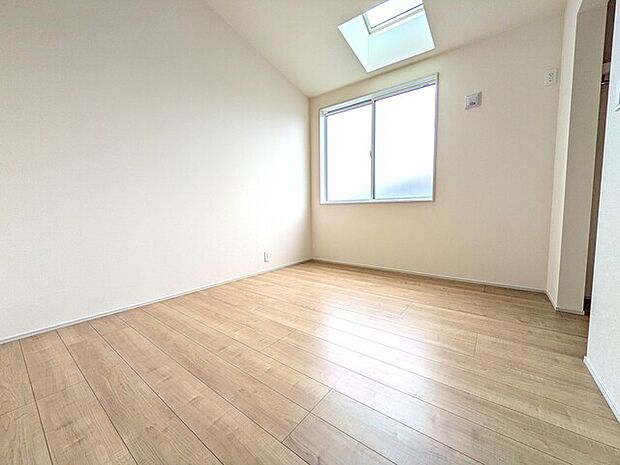 自然光が入る天窓付きの明るい洋室約5.25帖