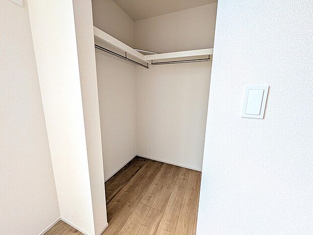 多くの衣類が収納可能なウォークインクローゼット