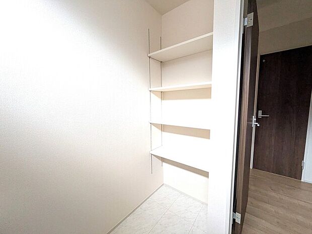 可動式棚付き収納スペース