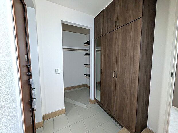 土間収納+大型シューズボックス付き玄関スペース