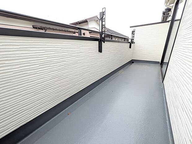 広めのバルコニーにつき大量のお洗濯物やお布団なども干せます