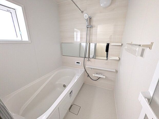 窓付きにより明るく、自然換気も可能な浴室