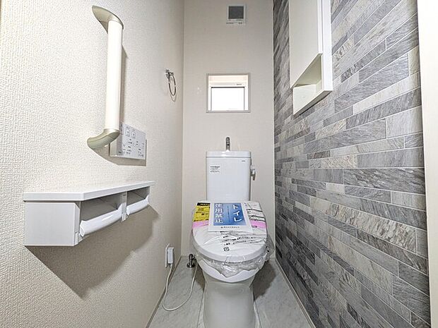 トイレには快適な温水洗浄便座付き