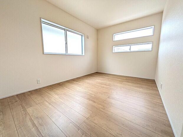 折れ戸クローゼットがついた明るい洋室約6.2帖