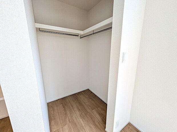 多くの衣類が収納可能なウォークインクローゼット