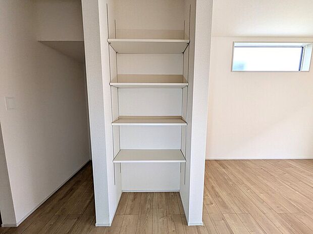 可動式棚付き収納スペース