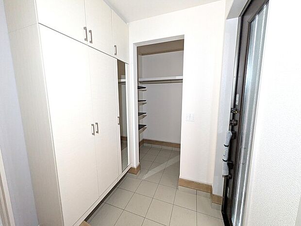 土間収納+大型シューズボックス付き玄関スペース