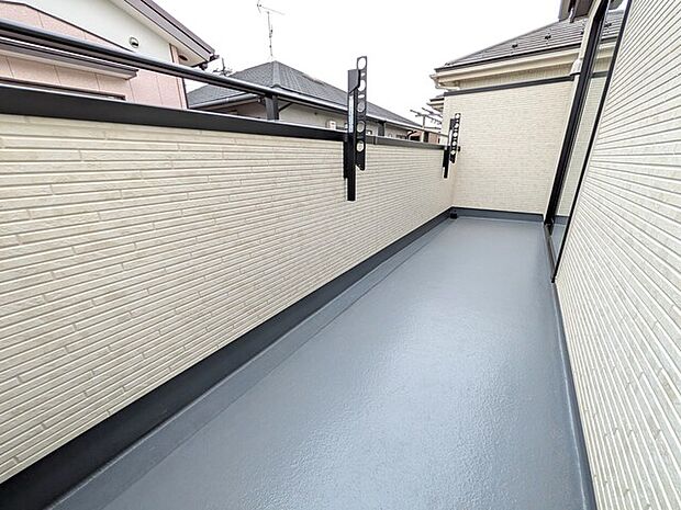 広めのバルコニーにつき大量のお洗濯物やお布団なども干せます