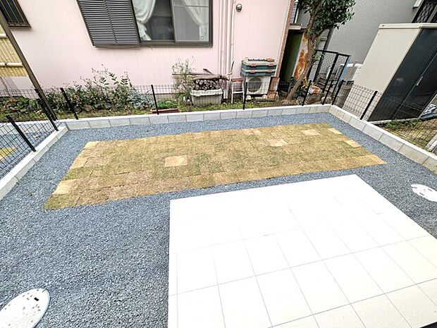 ガーデニングやお子様の遊ぶスペースとしてもお使いいただけるお庭