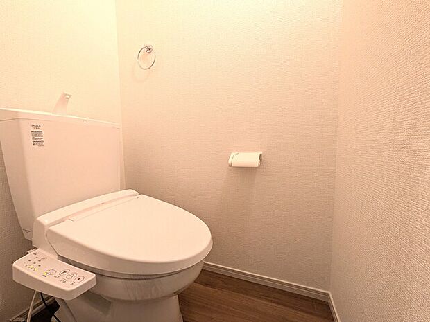 トイレには快適な温水洗浄便座付き