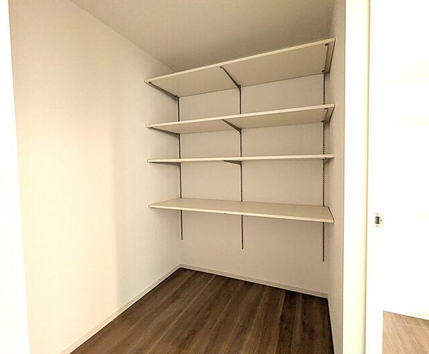 「洗濯・乾燥・収納」の家事動線が直線化され、時短と家事負担が軽減されるファミリークローゼットがございます♪