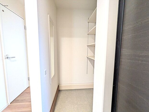 アウトドア用品や多くの靴が収納可能なシューズインクローゼット