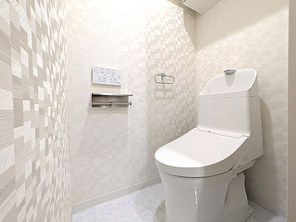 クロスがおしゃれなトイレスペース