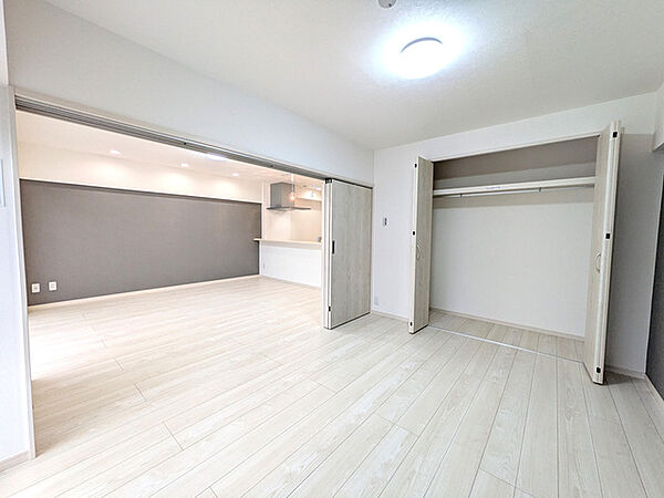 扉が大きく開放できるため、リビングと合わせてのご利用にも◎