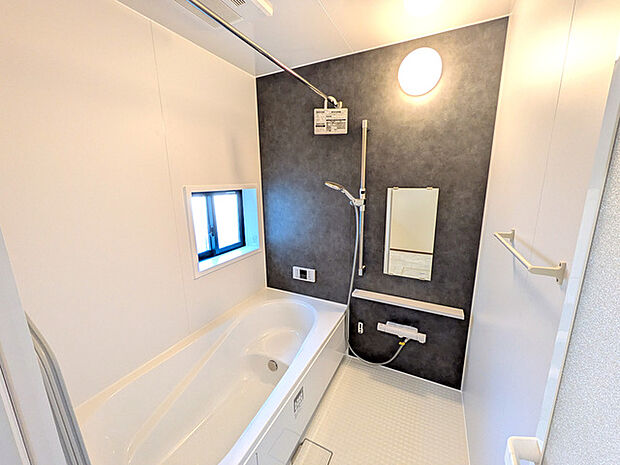 1日の疲れがとれるベンチ付き浴槽、窓がついており明るく自然換気可能です