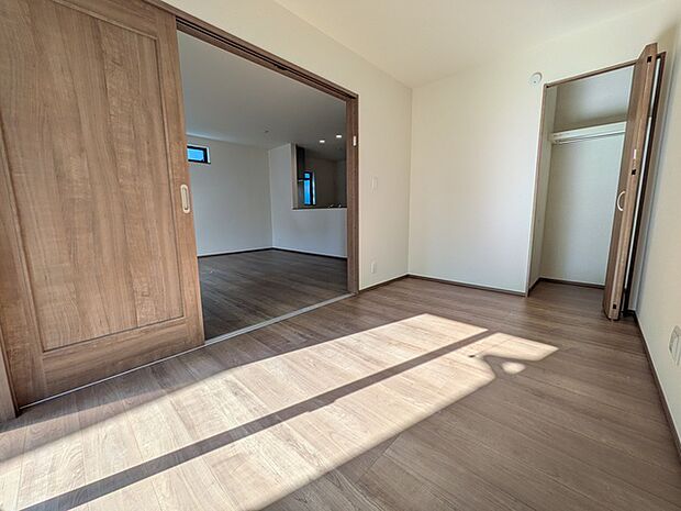 リビングと隣接する洋室約5帖、戸を開放してさらに広々とお使いいただけます