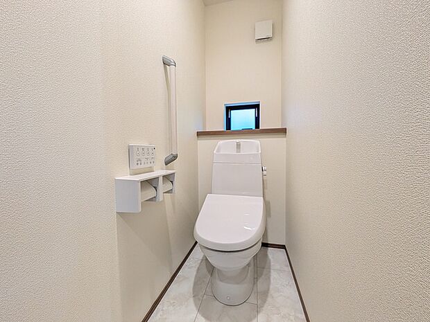 トイレには快適な温水洗浄便座付き