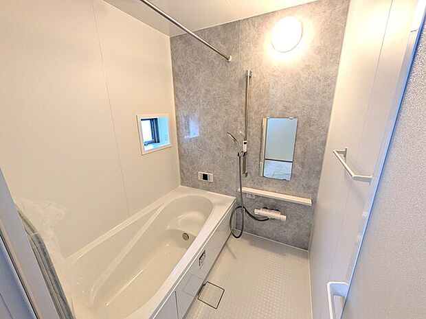 小窓があり、自然換気可能です