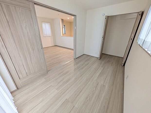 リビングから隣接する洋室は約5帖