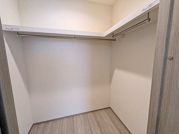 たっぷりと収納できるWIC設置