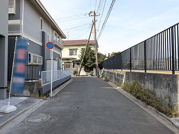 小学校徒歩8分、中学校徒歩5分とお子様の通学路も安心の距離です