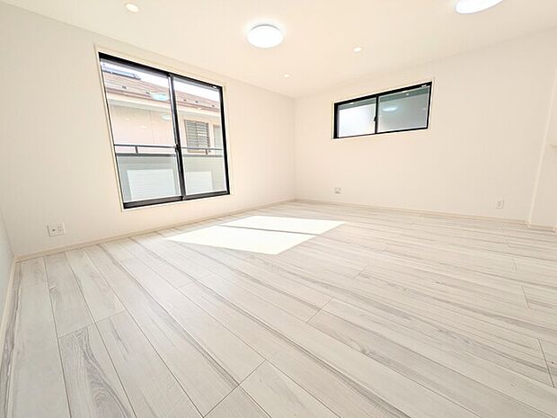 2階リビングでプライバシーが守られ、バルコニーに面し陽当たり良好です◎