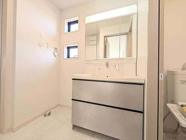 忙しい朝に嬉しいシャンプードレッサー付き三面鏡タイプの洗面化粧台