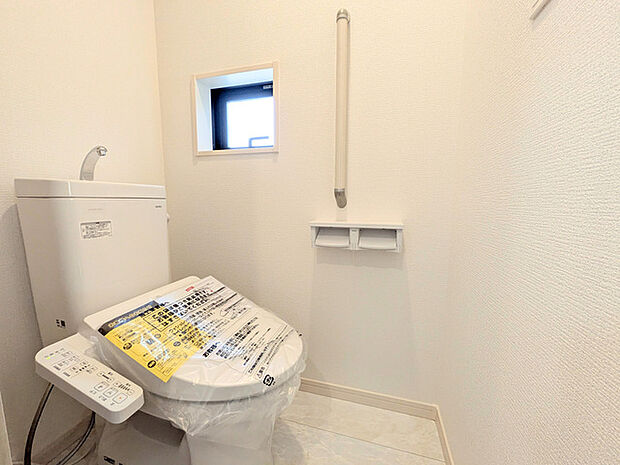 トイレには快適な温水洗浄便座付き